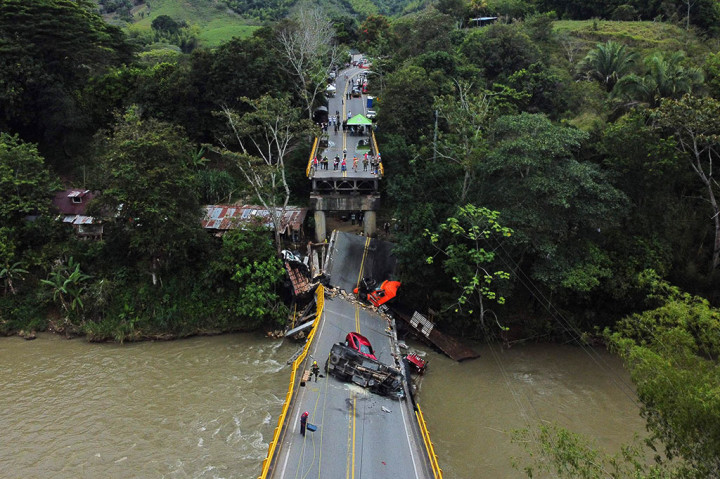 Dua truk lain dan sebuah mobil yang melintasi jembatan juga terjebak. Beberapa orang berhasil menyelamatkan diri dari kendaraan dengan luka-luka.