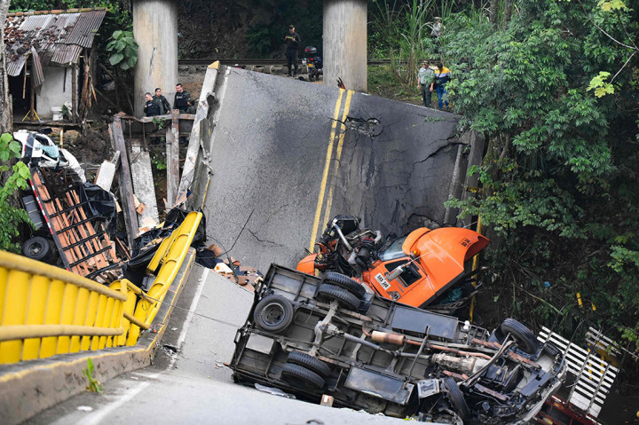 Kedua korban tewas adalah petugas polisi yang sedang dalam perjalanan dengan kendaraan yang terjebak di antara lempengan beton yang jatuh ke sungai.