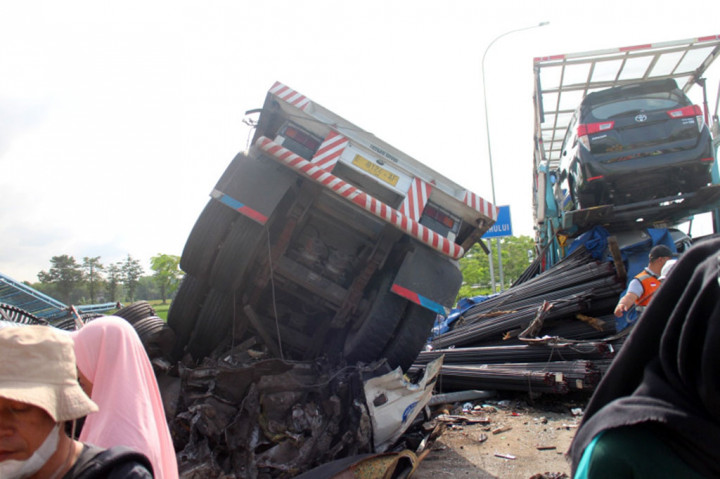 Kecelakaan yang melibatkan delapan kendaraan bermotor di KM 487+600 Tol Semarang-Solo, Desa Teras, Kecamatan Teras, Boyolali, Jumat, 14 April 2023 dini hari, menewaskan enam orang di lokasi, dan dua menyusul dalam perjalanan rumah sakit.