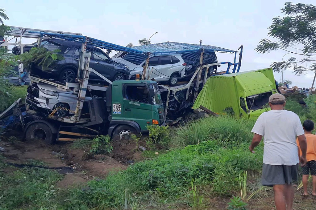 Kecelakaan mengerikan di pagi buta sekira pukul 04.00 itu berawal truk trailer pengangkut besi cor dari arah Semarang, diduga mengalami rem blong, yang kemudian menabrak beberapa kendaraan di depannya. 