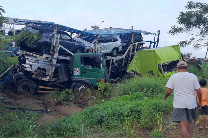 Kecelakaan mengerikan di pagi buta sekira pukul 04.00 itu berawal truk trailer pengangkut besi cor dari arah Semarang, diduga mengalami rem blong, yang kemudian menabrak beberapa kendaraan di depannya. 