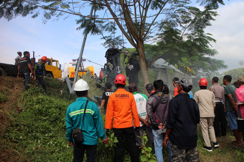 Enam korban didapati tewas di lokasi laka. Salah satu korban terjepit kendaraan truk boks warna hijau. 
 Sementara dalam perjalanan ke RSUD Pandan Aran, dua korban luka tidak dapat ditolong, dan meninggal. Sementara korban dalam perawatan karena luka 4 orang.
