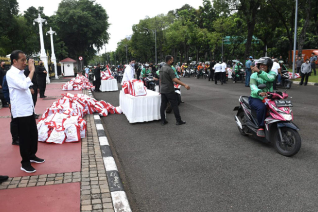 Salah satu pengemudi ojek daring bernama Eko mengaku sedang melintas di Jalan Juanda. Dia pun tidak tahu ada rencana pembagian sembako.