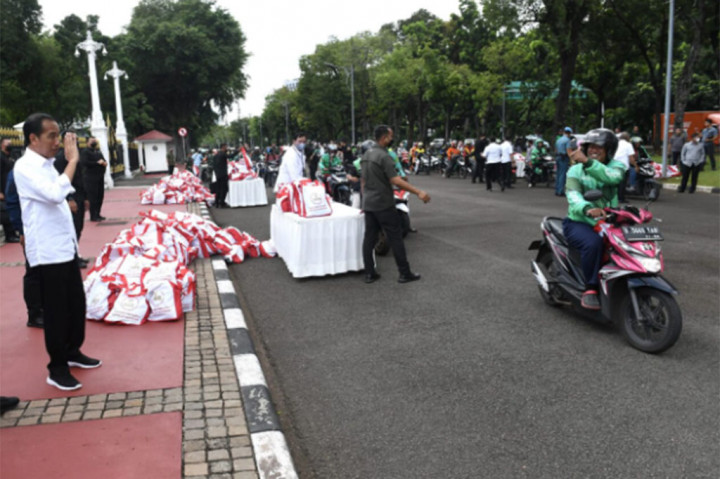 Salah satu pengemudi ojek daring bernama Eko mengaku sedang melintas di Jalan Juanda. Dia pun tidak tahu ada rencana pembagian sembako.