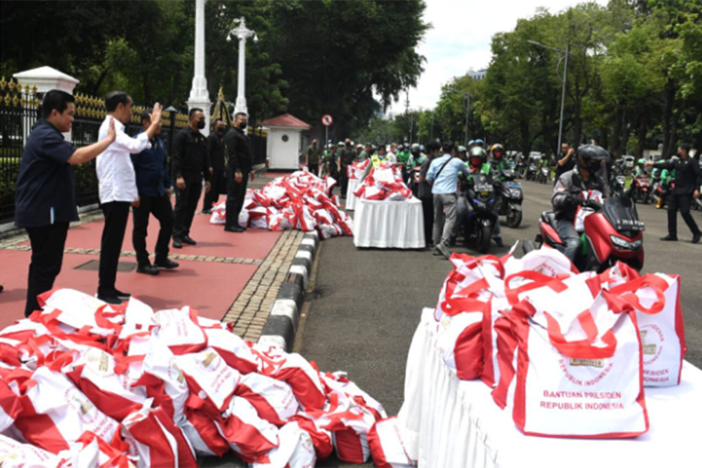 Jokowi juga terlihat berbalas senyum ketika ada pengemudi ojek yang memanggil namanya.