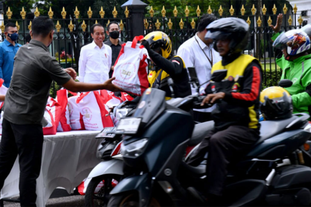 Eko pun mengaku senang dan langsung membawa sembako berisi beras, minyak goreng, dan gula pasir tersebut ke rumah.