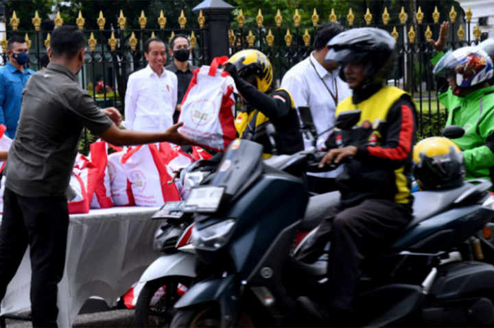 Eko pun mengaku senang dan langsung membawa sembako berisi beras, minyak goreng, dan gula pasir tersebut ke rumah.
