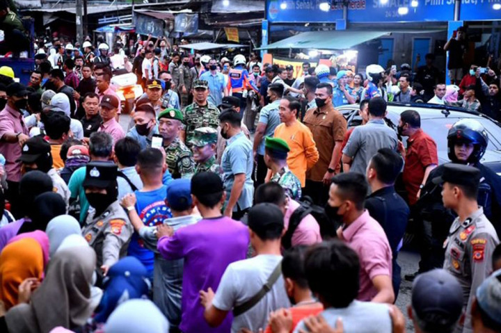 Presiden Joko Widodo membagikan bantuan sembako hingga hamper atau parsel untuk masyarakat di Jalan Otista, Kota Bogor, Provinsi Jawa Barat, Jumat, 14 April 2023.