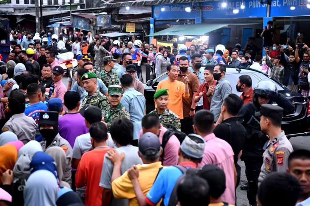 Presiden tiba di lokasi sekitar pukul 13.30 WIB dan langsung menyapa masyarakat yang tengah mengantre di belakang truk pengangkut sembako.