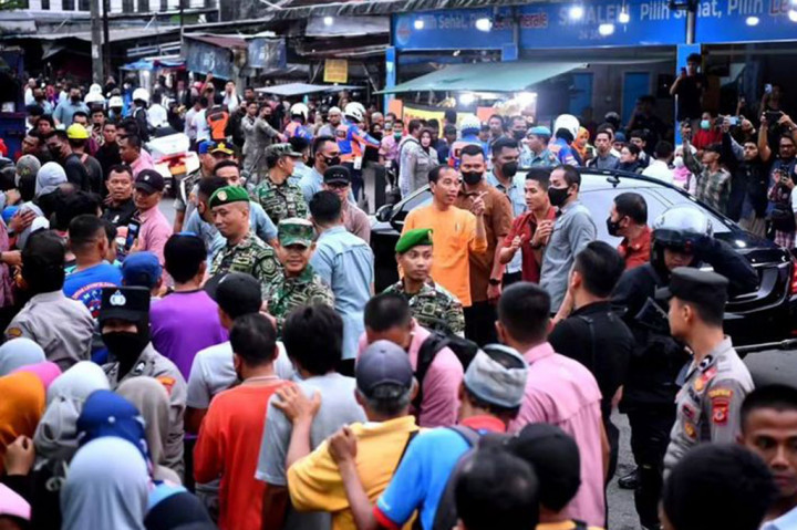 Presiden tiba di lokasi sekitar pukul 13.30 WIB dan langsung menyapa masyarakat yang tengah mengantre di belakang truk pengangkut sembako.