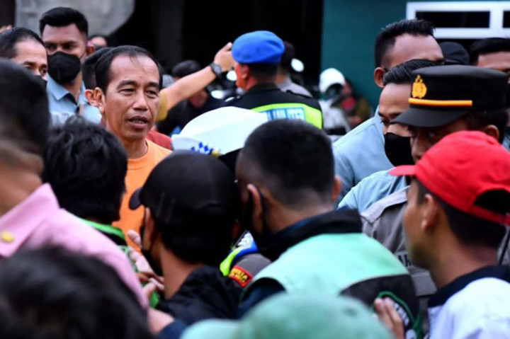 Sambil melihat distribusi sembako, Presiden juga memberikan amplop dan hamper berisi kue untuk beberapa masyarakat.