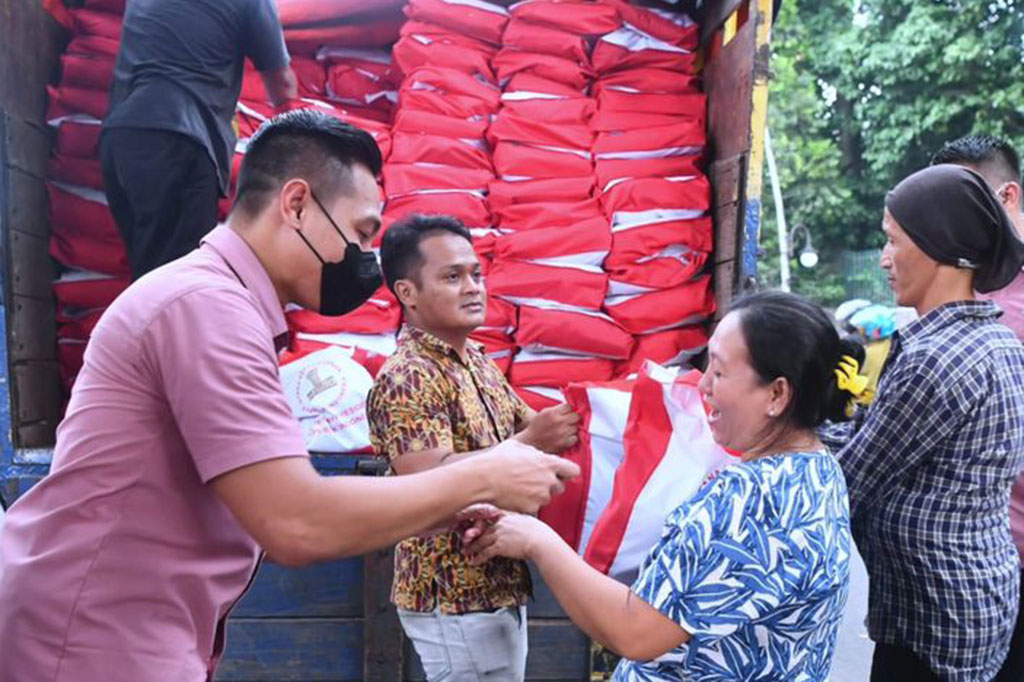 Salah satu warga Bogor, Eno Hapsah, mengaku sangat senang mendapatkan sembako dan bantuan dari Presiden Jokowi. Ia mengaku akan menggunakannya untuk membeli makanan berbuka puasa.