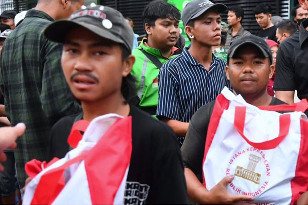 Warga lainnya, Rohanah, juga berterima kasih atas bantuan yang diberikan Presiden Jokowi. Apalagi, dirinya mengaku belum pernah menerima bantuan apapun sebelumnya.