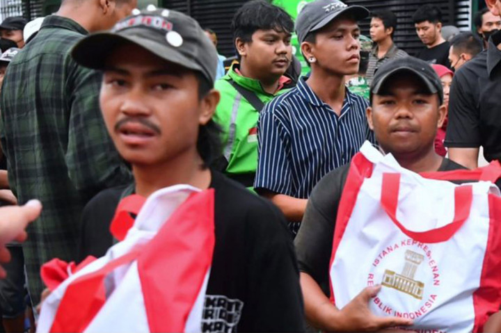 Warga lainnya, Rohanah, juga berterima kasih atas bantuan yang diberikan Presiden Jokowi. Apalagi, dirinya mengaku belum pernah menerima bantuan apapun sebelumnya.