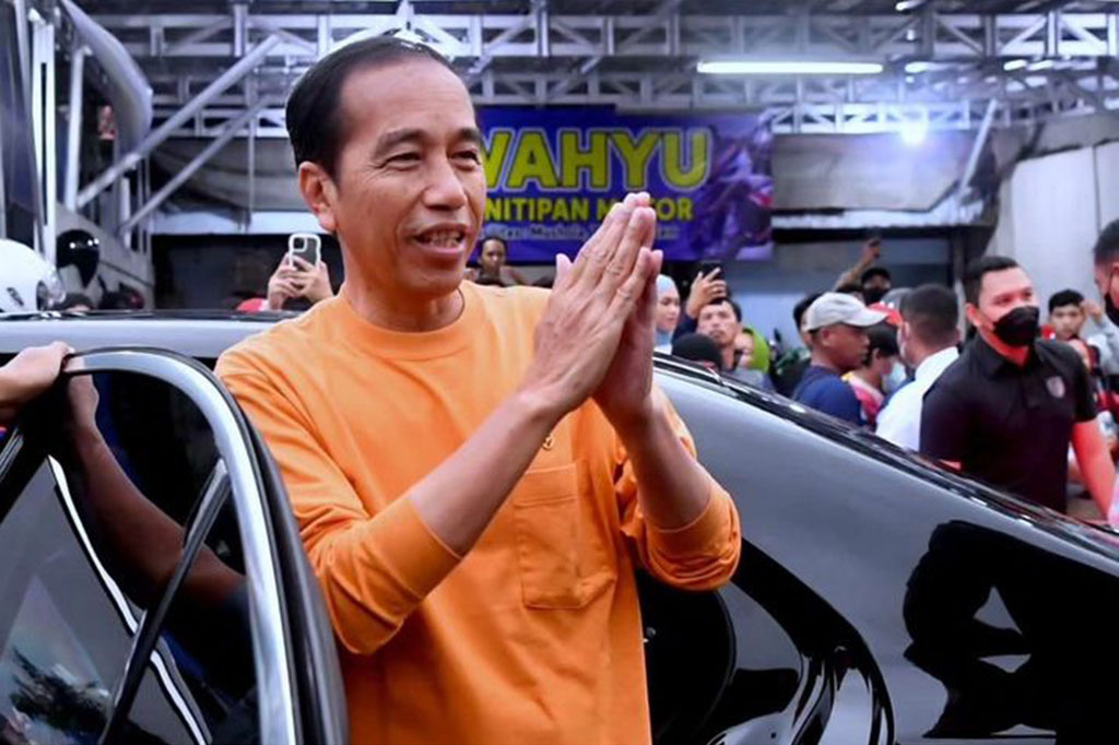 Doa yang sama juga diungkapkan oleh Fitri, seorang warga yang juga mendapatkan amplop dan sembako dari Presiden.