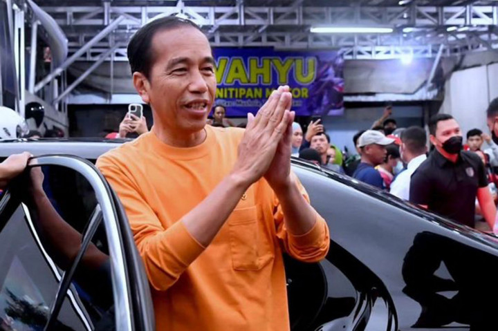 Doa yang sama juga diungkapkan oleh Fitri, seorang warga yang juga mendapatkan amplop dan sembako dari Presiden.
