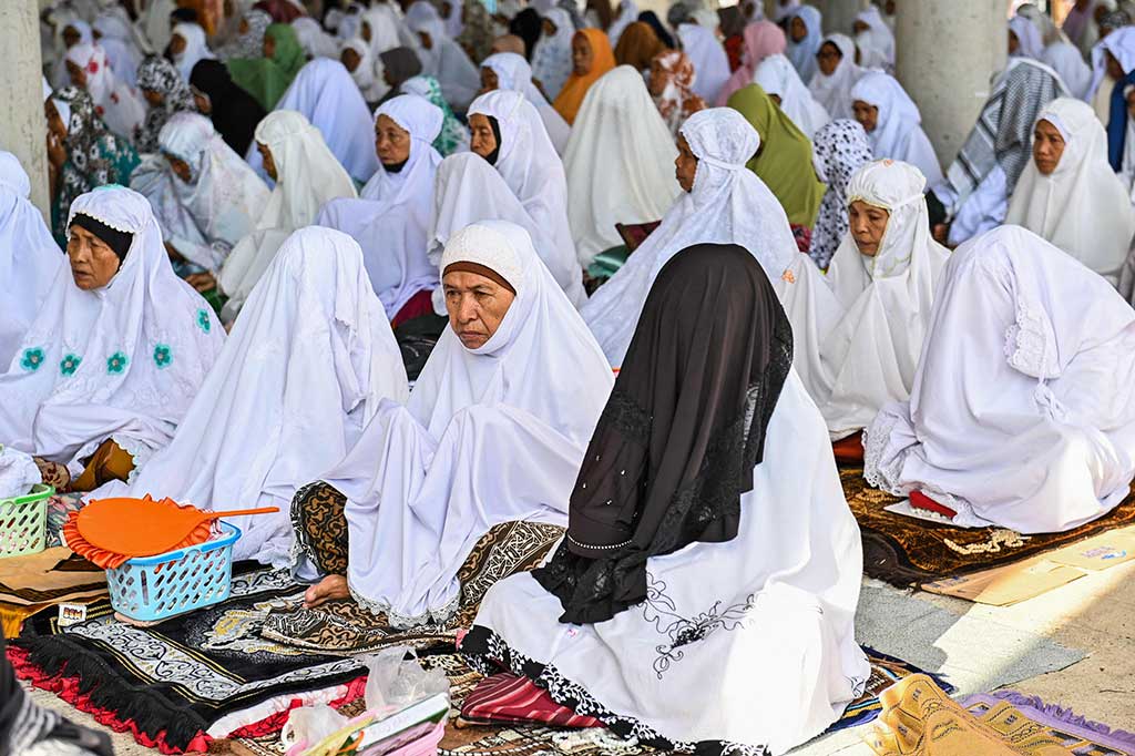 Puluhan jemaah mengikuti kegiatan suluk di sebuah dayah (pondok pesantren) di Labuhan Haji, Aceh, Kamis, 13 April 2023.