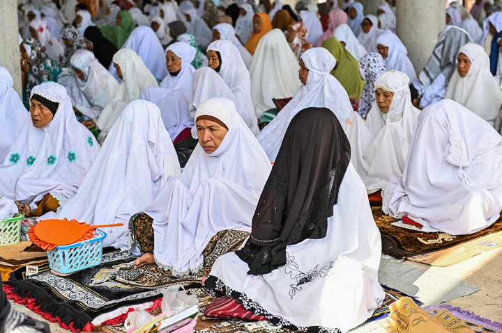 Puluhan jemaah mengikuti kegiatan suluk di sebuah dayah (pondok pesantren) di Labuhan Haji, Aceh, Kamis, 13 April 2023.