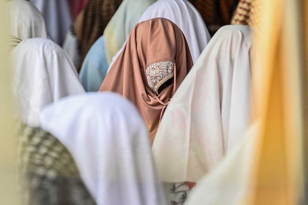 Jemaah menutupi kepalanya dengan kain serban dan mukena bagi jemaah perempuan. Sikap itu menandakan hendak dilaksanakan tawajuh atau fokus menghadap Allah yang menjadi bagian dari ibadah suluk.