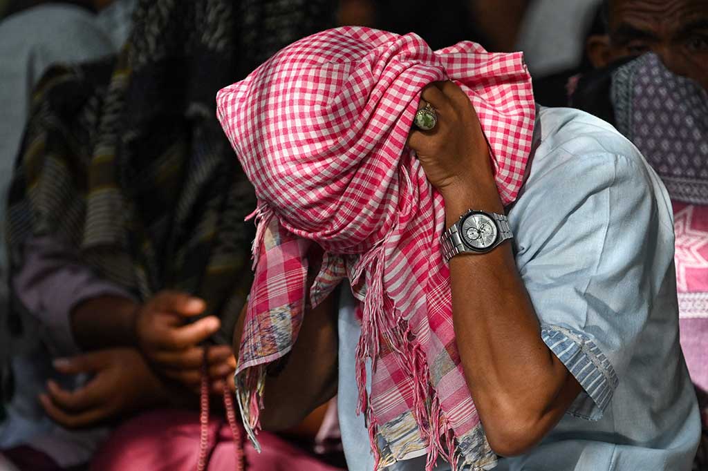 Tidak terlihat jelas wajah mereka ketika mengucapkan ayat-ayat  Allah SWT lantaran tertutup kain serban atau mukena. 