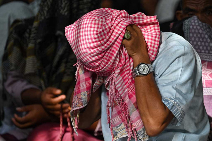 Tidak terlihat jelas wajah mereka ketika mengucapkan ayat-ayat  Allah SWT lantaran tertutup kain serban atau mukena. 