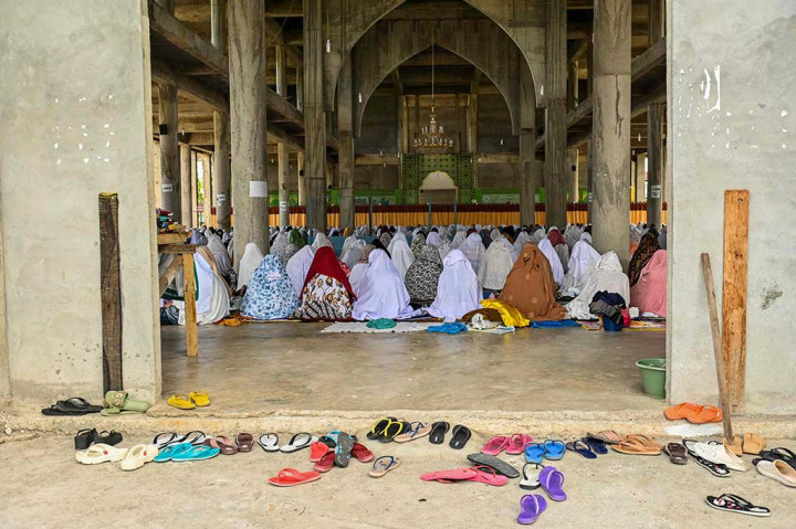 Suluk merupakan kegiatan berzikir secara terus-menerus mengingat Allah SWT, meninggalkan pikiran dan perbuatan duniawi hanya untuk mendekatkan diri dan memperoleh keridahan dari Allah SWT.