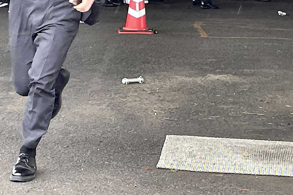 Perdana Menteri Jepang Fumio Kishida berhasil dievakuasi dari sebuah pelabuhan di Wakayama setelah ledakan terdengar dan asap memenuhi tempat tersebut, Sabtu, 15 April 2023. Insiden tersebut terjadi saat dia berpidato dalam kampanye perdana.