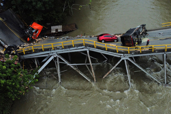 Sedikitnya dua orang tewas dan 15 lainnya luka-luka setelah sebuah jembatan di atas sungai La Vieja di kotamadya La Tebaida, yang menghubungkan wilayah Quindio dan Valle del Cauca, runtuh, Rabu, 13 April 2023 waktu setempat.