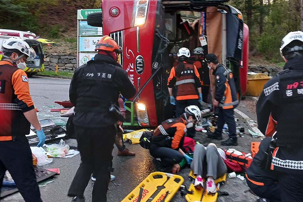 Sebuah bus yang membawa puluhan wisatawan Israel terbalik di jalan pedesaan di Korea Selatan tengah, Kamis, 13 April 2023, menyebabkan satu orang tewas dan puluhan lainnya terluka.