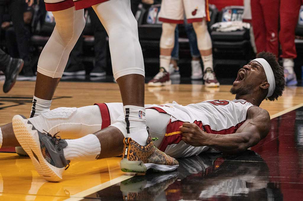Jimmy Butler berselebrasi usai Miami Heat berhasil lolos ke babak play-off NBA usai mengalahkan Chicago Bulls dengan skor 102-91 dalam laga terakhir babak play-in Wilayah Timur.
