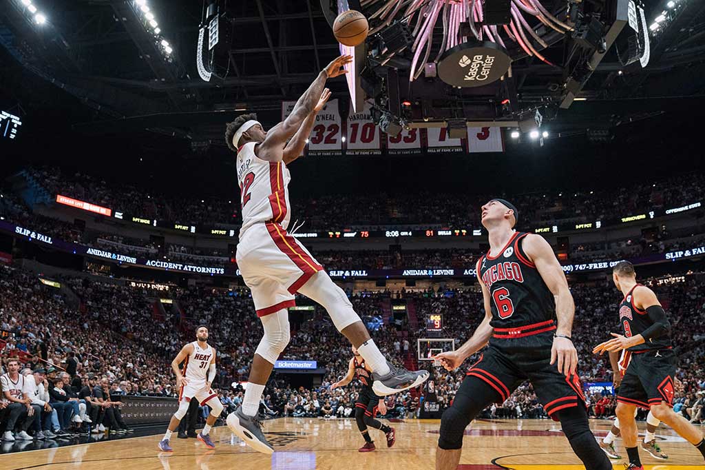 Jimmy Butler dan Max Strus menjadi penolong Heat dengan masing-masing mencetak 31 poin. Strus mencatatkan tujuh kali tembakan tiga angka atau 21 dari total 31 poin yang dibukukan olehnya sepanjang laga.