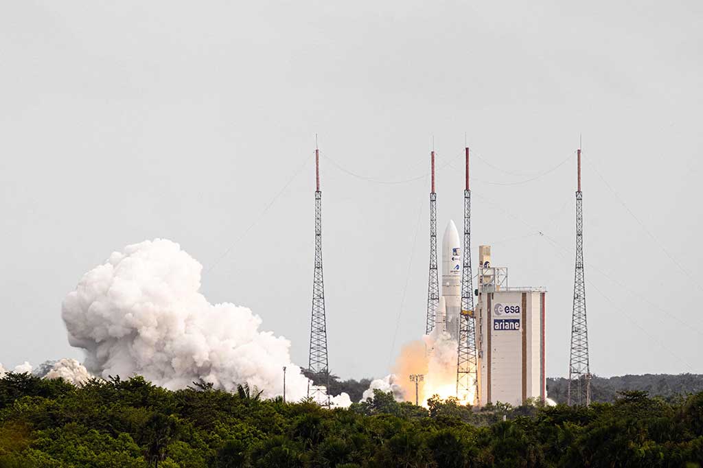 Wahana antariksa JUICE milik Badan Antariksa Eropa berhasil diluncurkan Jumat, 14 April 2023 waktu setempat, dalam misi untuk menemukan apakah bulan es Jupiter mampu menampung kehidupan di luar bumi di lautan luas dan tersembunyi mereka.