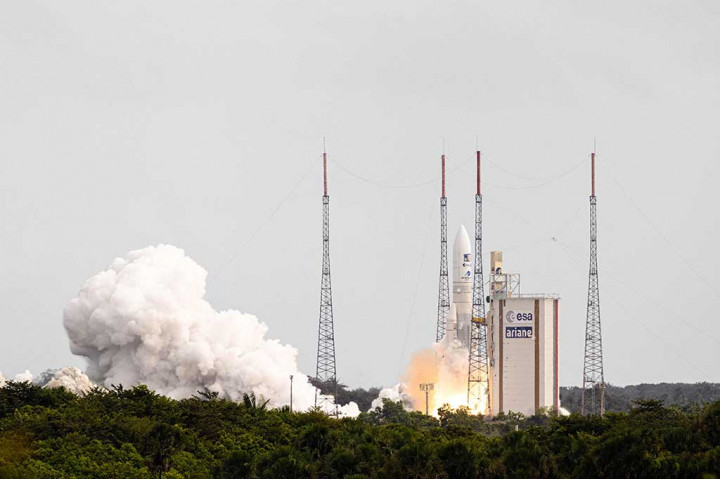 Wahana antariksa JUICE milik Badan Antariksa Eropa berhasil diluncurkan Jumat, 14 April 2023 waktu setempat, dalam misi untuk menemukan apakah bulan es Jupiter mampu menampung kehidupan di luar bumi di lautan luas dan tersembunyi mereka.