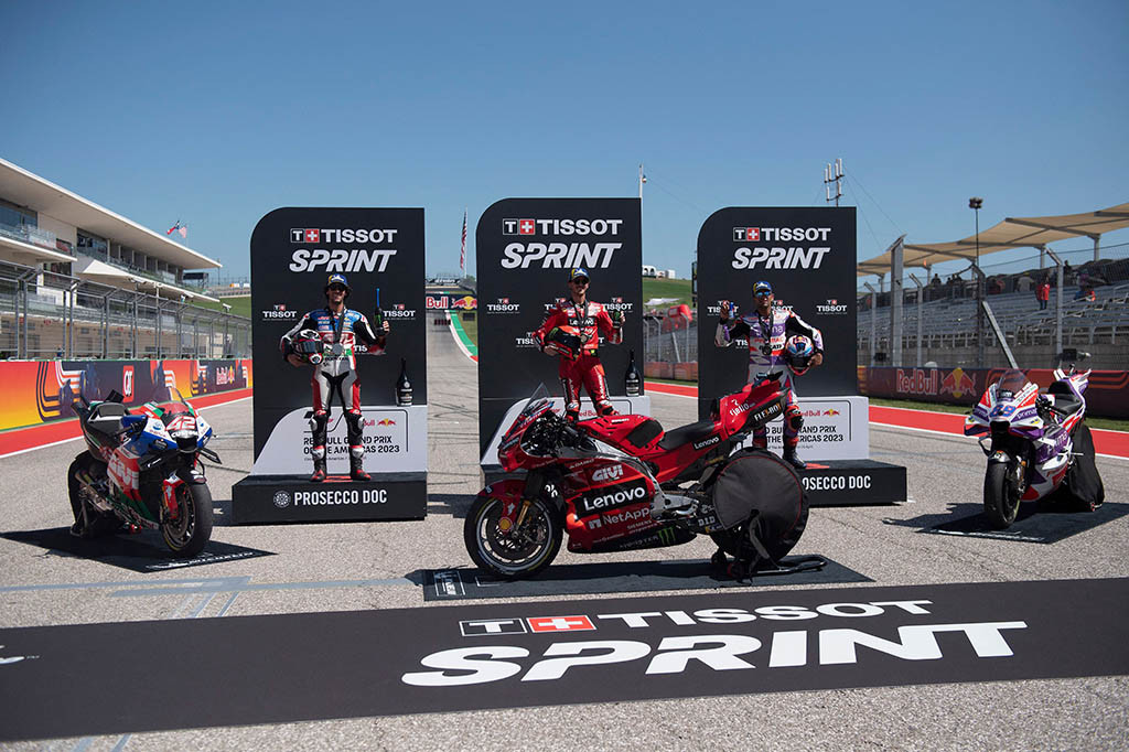 Kembali pada Sprint, Pecco memimpin di depan Alex Rins (Honda LCR) dengan selisih waktu 2,545 detik, menyusul di belakangnya Jorge Martin (Prima Pramac) yang terpaut 4,706 detik dari sang pemimpin balapan.