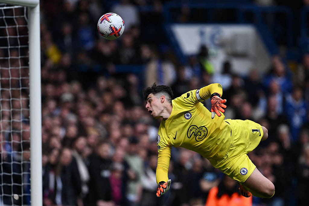 Ensico melepaskan tendangan kencang yang menjebol pojok kanan gawang Kepa Arrizabalaga.