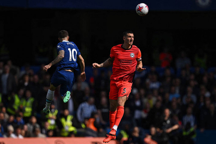 Chelsea berhasil mencetak gol pertama lewat Conor Gallagher pada menit ke-12. Diawali dengan umpan Enzo ke Mudryk di tengah lapangan, pemain sayap itu menusuk ke tengah dan mengirim umpan pendek ke Gallagher yang tendangannya dari luar kotak penalti menjebol pojok kiri bawah gawang Robert Sanchez. Tim tuan rumah unggul 1-0.