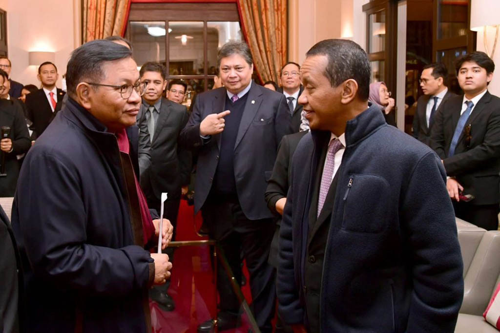 Selanjutnya, Presiden dan Iriana beserta rombongan langsung menuju ke hotel tempatnya bermalam selama kunjungan di Hannover. Setibanya di hotel, tampak menyambut yakni Menteri Koordinator Bidang Perekonomian Airlangga Hartarto, Menteri Luar Negeri Retno Marsudi, dan Menteri Perindustrian Agus Gumiwang Kartasasmita yang sudah tiba terlebih dahulu.