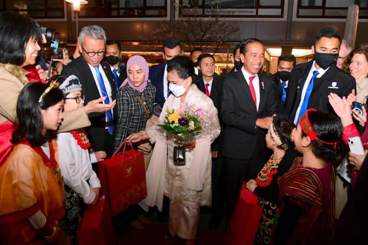 Di bawah tangga pesawat, tampak Kepala Protokol Negara Bagian Lower Saxony Matthias Woiwode, Istri Duta Besar RI untuk Jerman Sartika Oegroseno, dan Atase Pertahanan RI Kolonel Budi Wibowo beserta istri turut menyambut.