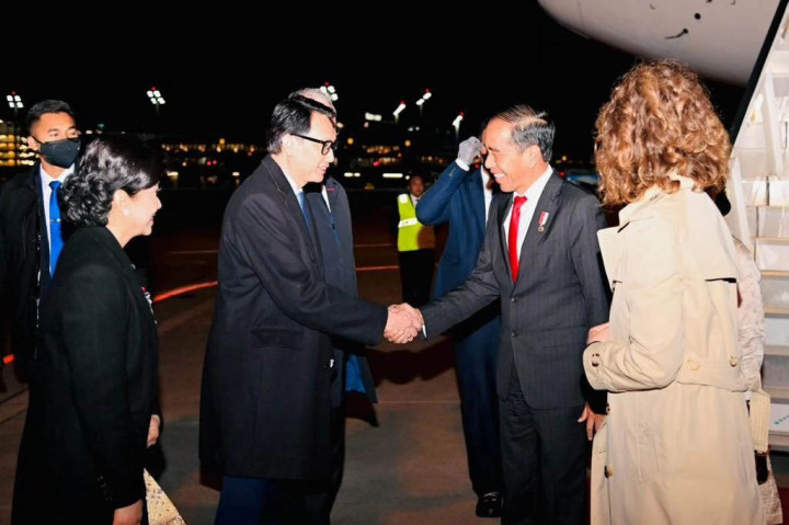 Presiden Joko Widodo (Jokowi) dan Ibu Negara Iriana Joko Widodo tiba di Bandara Hannover, Hannover, Jerman, Sabtu, 15 April 2023 sekitar pukul 20.25 waktu setempat, untuk menghadiri pameran industri manufaktur Hannover Messe 2023, dan pertemuan bilateral dengan Kanselir Jerman Olaf Scholz.