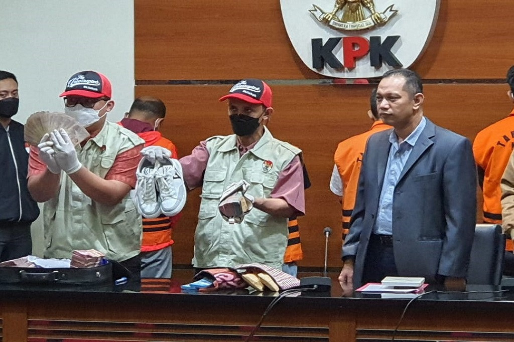 KPK juga menyita barang bukti berupa uang tunai dalam pecahan rupiah, dolar Singapura, dolar AS, ringgit, yen dan bath, serta sepatu merk Louis Vuitton tipe Cruise Charlie Sneaker 1A9JN8 warna putih, hitam, dan cokelat dengan total nilai sekitar Rp924,6 juta.