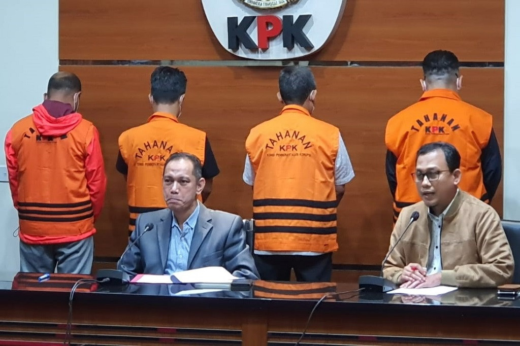 Sedangkan Yana, Dadang dan Khairul sebagai penerima dijerat dengan Pasal 12 Huruf a atau Pasal 12 Huruf b atau Pasal 11 Undang-Undang Nomor 31 Tahun 1999 tentang Pemberantasan Tindak Pidana Korupsi sebagaimana telah diubah dengan Undang-Undang Nomor 20 Tahun 2001 juncto Pasal 55 Ayat (1) ke-1 KUHP.