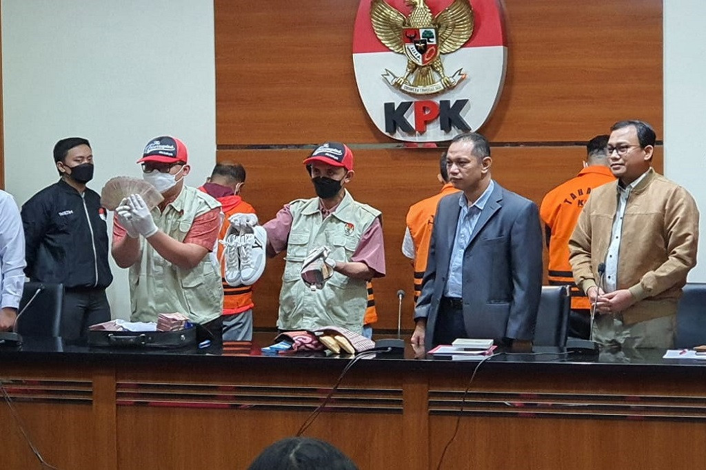 Atas perbuatan memberi suap, tersangka Benny, Sony dan Andreas melanggar Pasal 5 Ayat (1) Huruf a atau Pasal 5 Ayat (1) Huruf b atau Pasal 13 Undang-Undang Nomor 31 Tahun 1999 tentang Pemberantasan Tindak Pidana Korupsi sebagaimana telah diubah dengan Undang-Undang Nomor 20 Tahun 2001 juncto Pasal 55 Ayat (1) ke-1 KUHP.