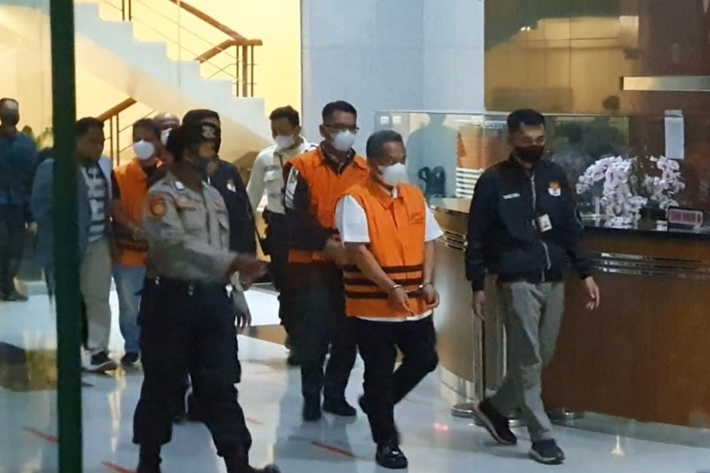 Selain Yana Mulyana, lima tersangka lainnya adalah Kepala Dinas Perhubungan Pemerintah Kota (Pemkot) Bandung Dadang Darmawan, Sekretaris Dinas Perhubungan Pemkot Bandung Khairul Rijal, Direktur PT Sarana Mitra Adiguna (SMA) Benny, Manager PT SMA Andreas Guntoro, dan CEO PT Citra Jelajah Informatika (CIFO) Sony Setiadi.