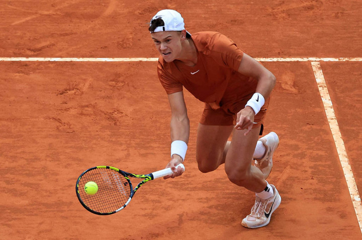 Petenis remaja asal Denmark Holger Rune mengalahkan Jannik Sinner dalam laga semifinal Monte Carlo Masters, Sabtu, 16 April 2023 waktu setempat atau Minggu WIB, untuk menantang Andrey Rublev yang lebih dulu mengamankan tempat di babak final ajang ATP 1000 tersebut.