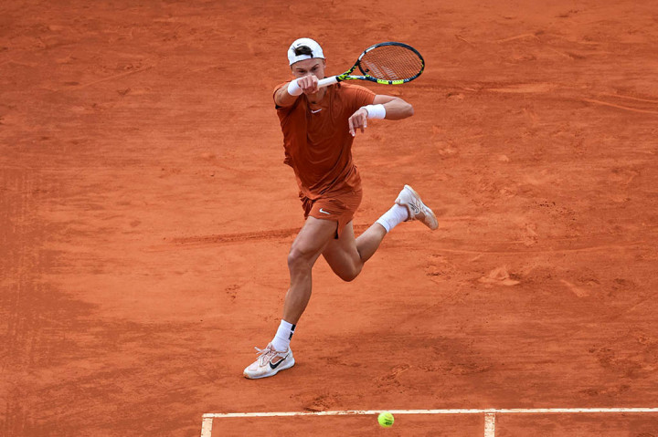 Petenis berusia 19 tahun Rune mengklaim kemenangan 1-6, 7-5, 7-5 di lapangan yang sempat dilanda hujan