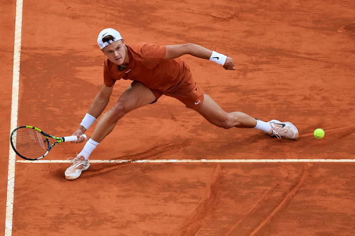 Sinner mendominasi set pembuka tetapi tertinggal 3-0 pada set kedua ketika para petenis dipaksa keluar lapangan karena cuaca buruk.