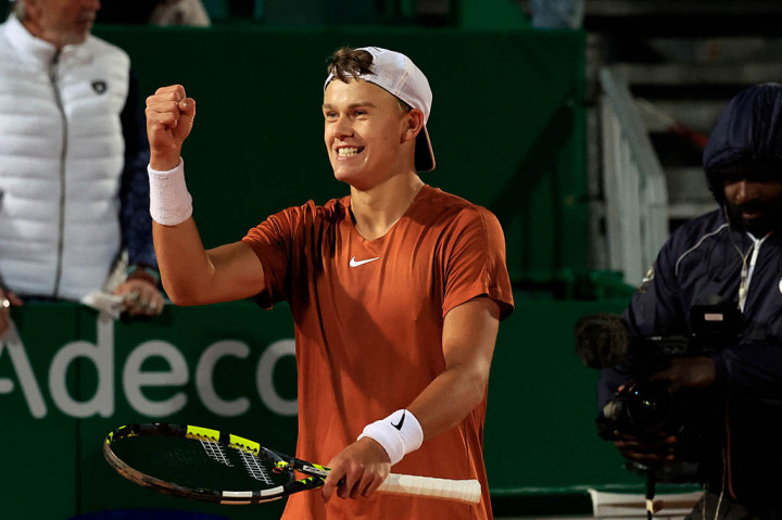 Rune kehilangan keunggulan itu setelah pertandingan dimulai kembali, tetapi dia terus menekan servis Sinner dan menyamakan kedudukan pada gim ke-12 pada set point keempatnya.