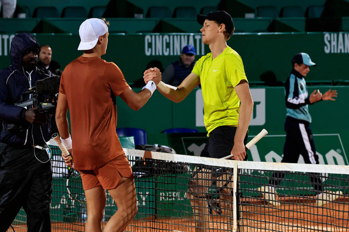Dia kemudian melakukan langkah menentukan dan mengamankan tempat di final Masters keduanya saat pukulan forehand Sinner bersarang di net.