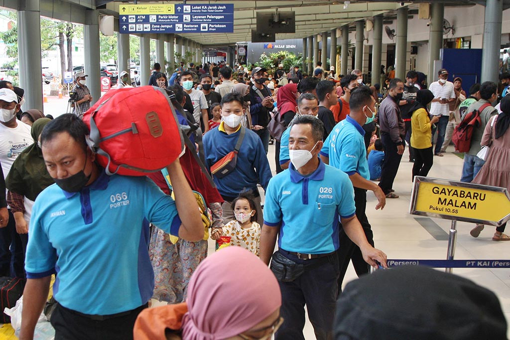Stasiun Kereta Api Pasar Senen pada Minggu atau H-6 Lebaran memberangkatkan sekitar 23.600 pemudik dengan layanan 32 kereta api yang beroperasi.