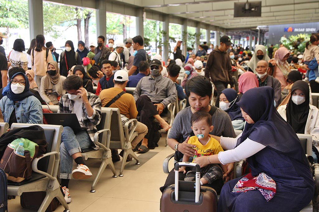 Untuk mengantisipasi lonjakan penumpang, KAI Daop 1 Jakarta menyiapkan 303 KA tambahan yang tiketnya sudah bisa dipesan sejak 13 Maret 2023. KA tambahan itu tersedia untuk tujuan perjalanan mudik favorit penumpang seperti Yogyakarta, Semarang, Solo, Blitar, Surabaya, dan Malang.